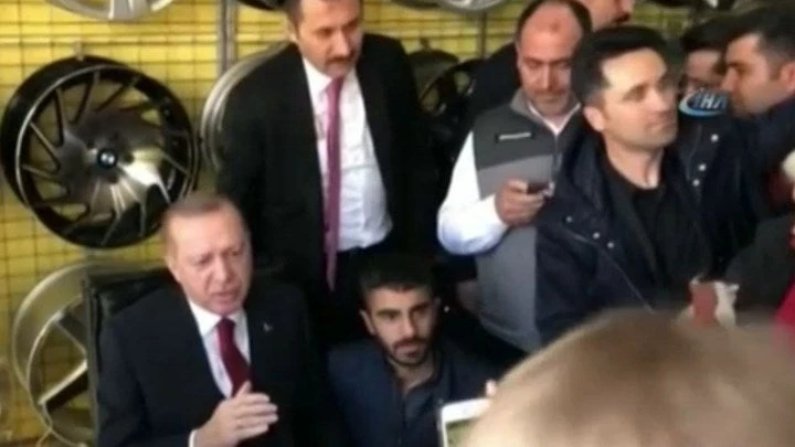 Τί γυρεύει ο Ερντογάν σε κατάστημα ελαστικών (βίντεο)